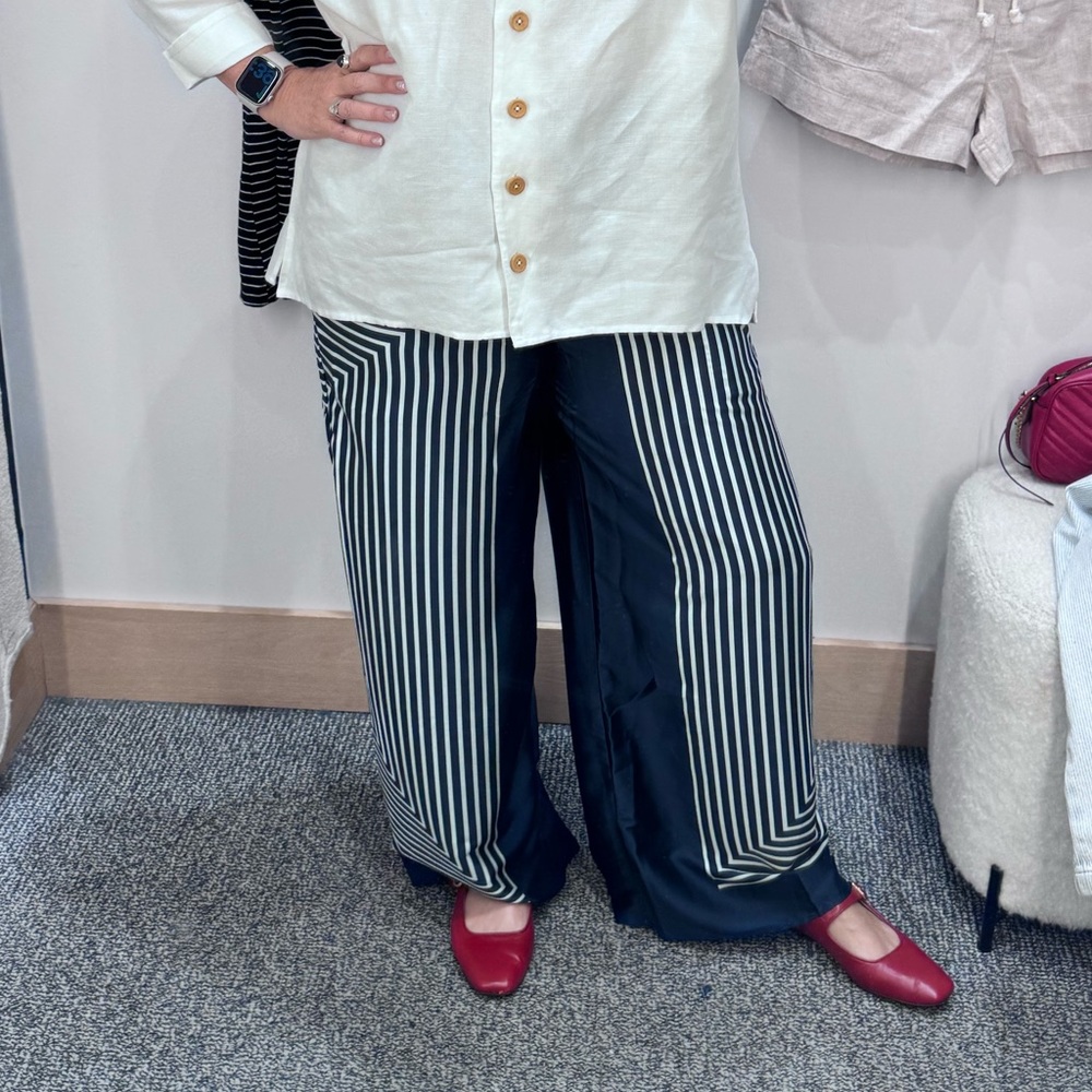 Evereve elastic waist print satin pants size large navy with white print - Picture 3 of 13